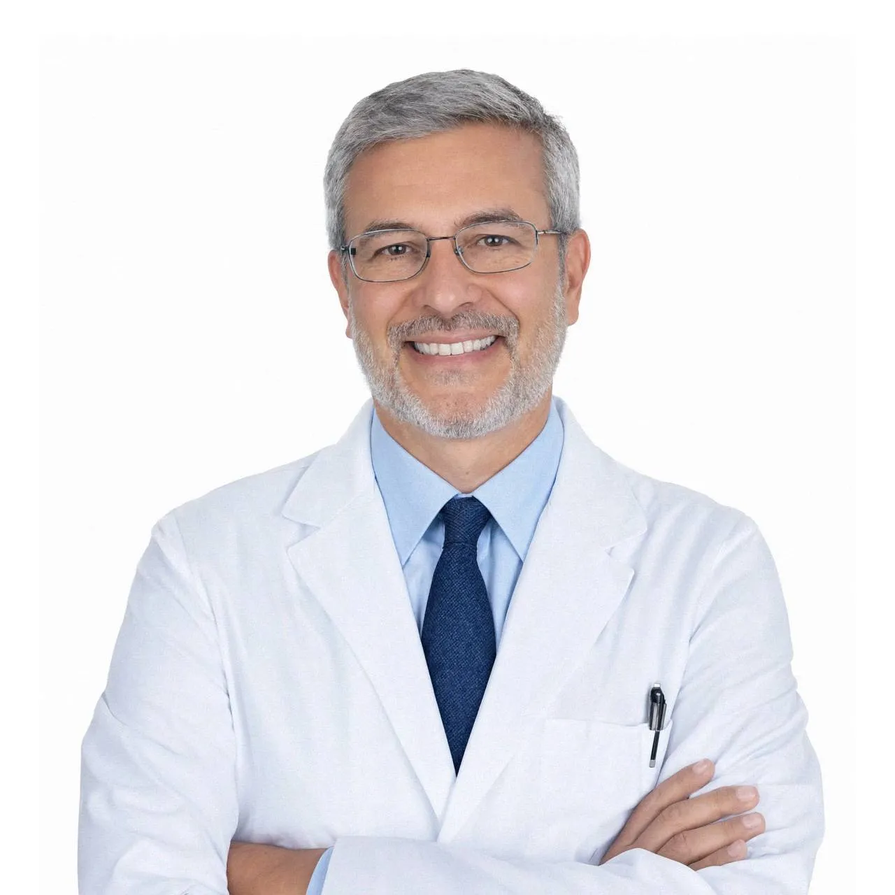 Психиатр-нарколог Новиков Н. В. стоит на белом фоне