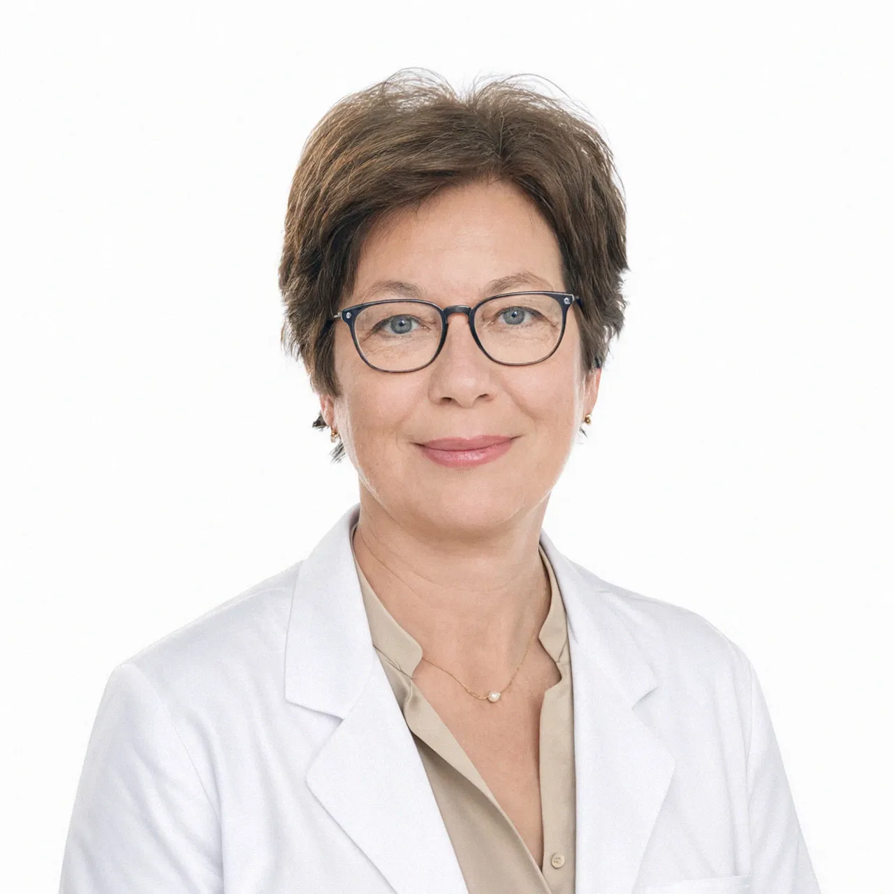 Врач-невролог Павлющенко А. И. стоит на белом фоне